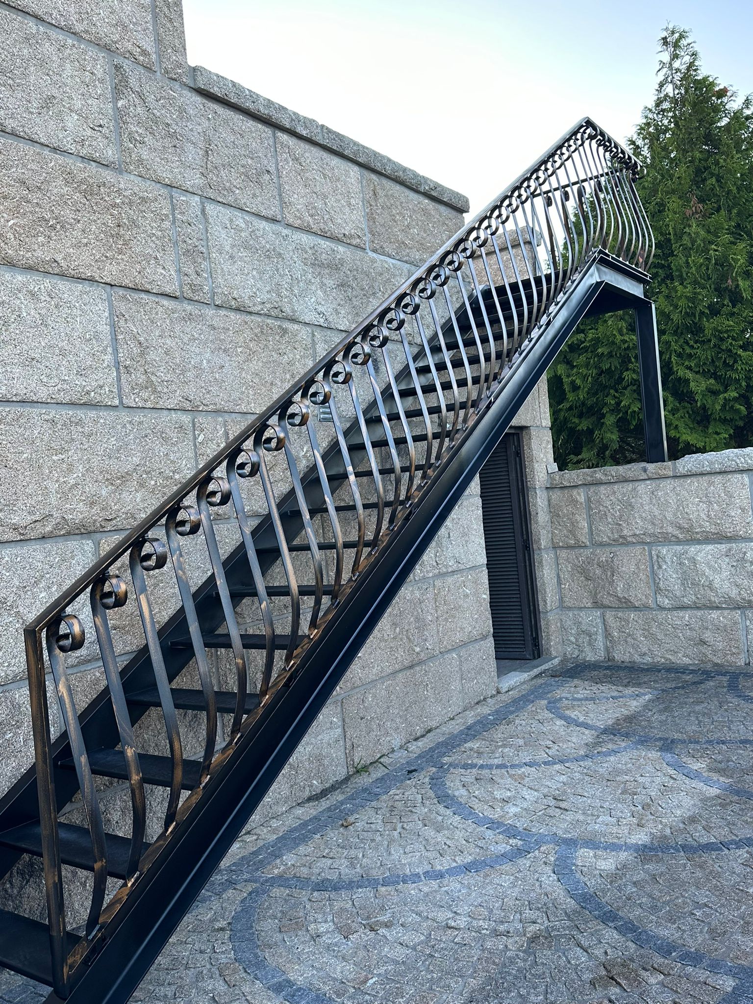 Escada exterior em ferro forjado