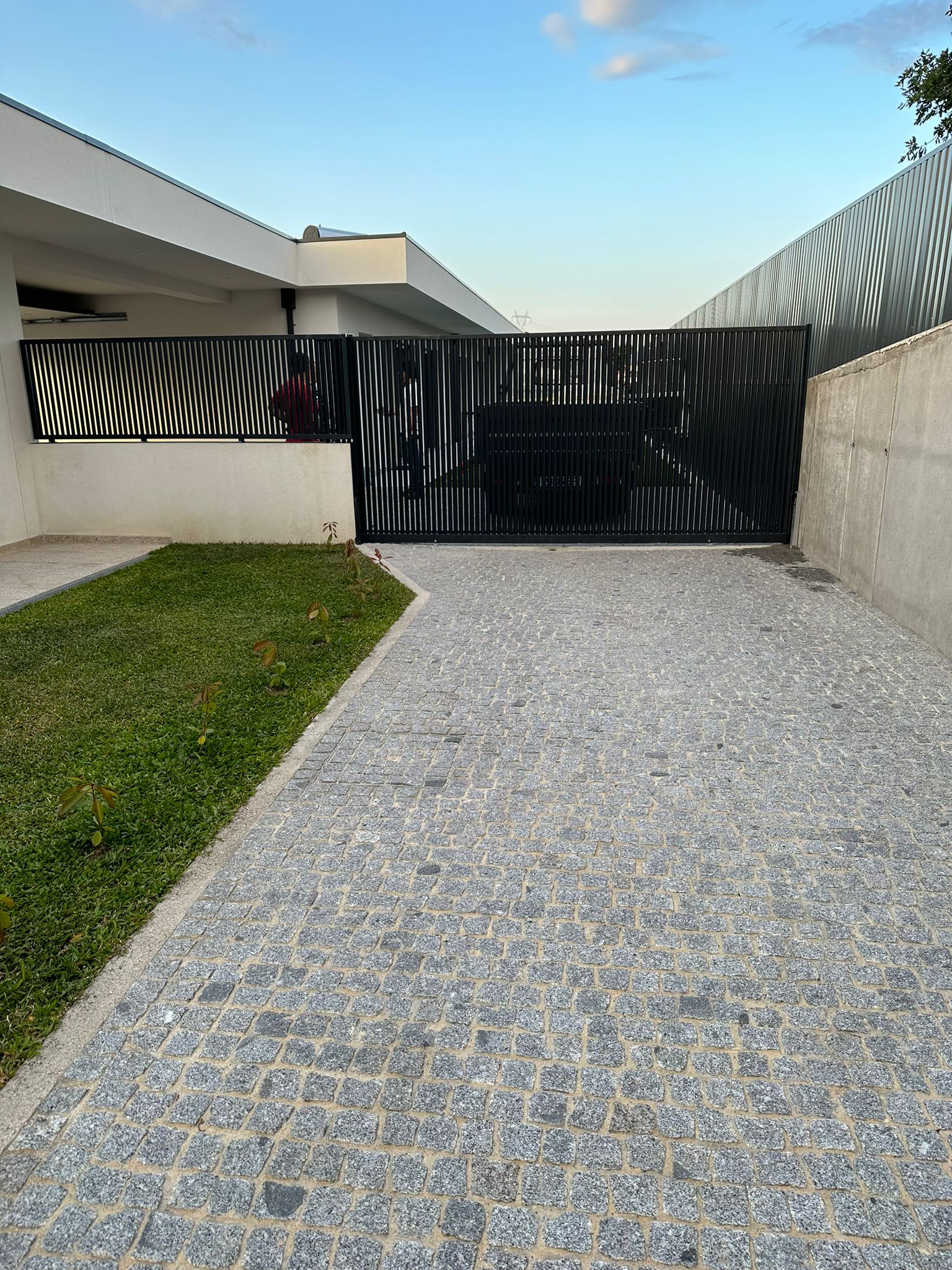 Portão de correr preto