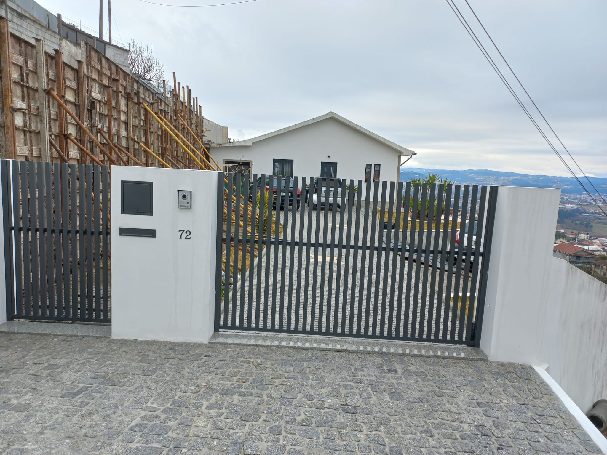 Portão de correr e portão pedonal com lâminas verticais