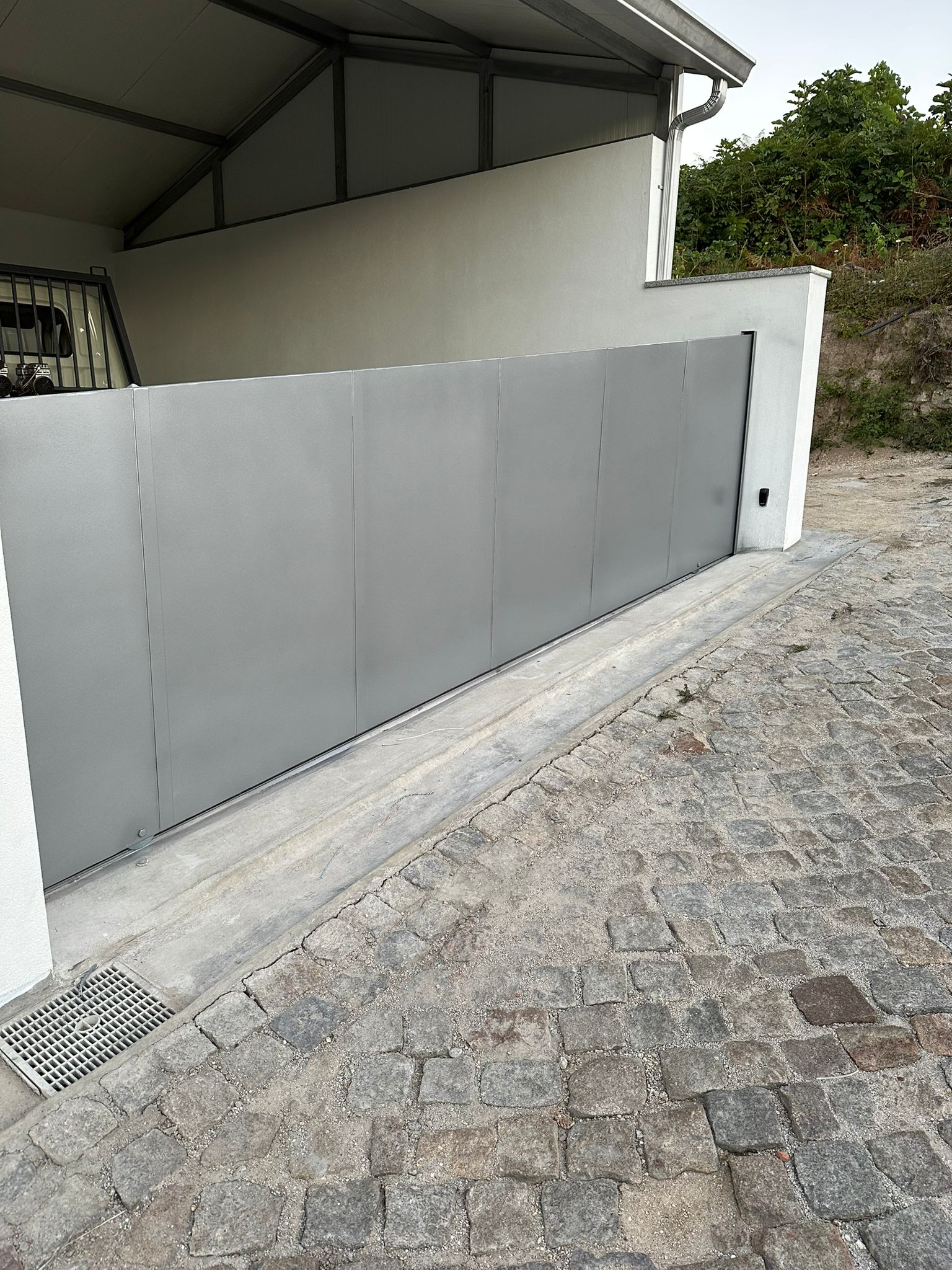 Portão de correr em painel sólido cinza