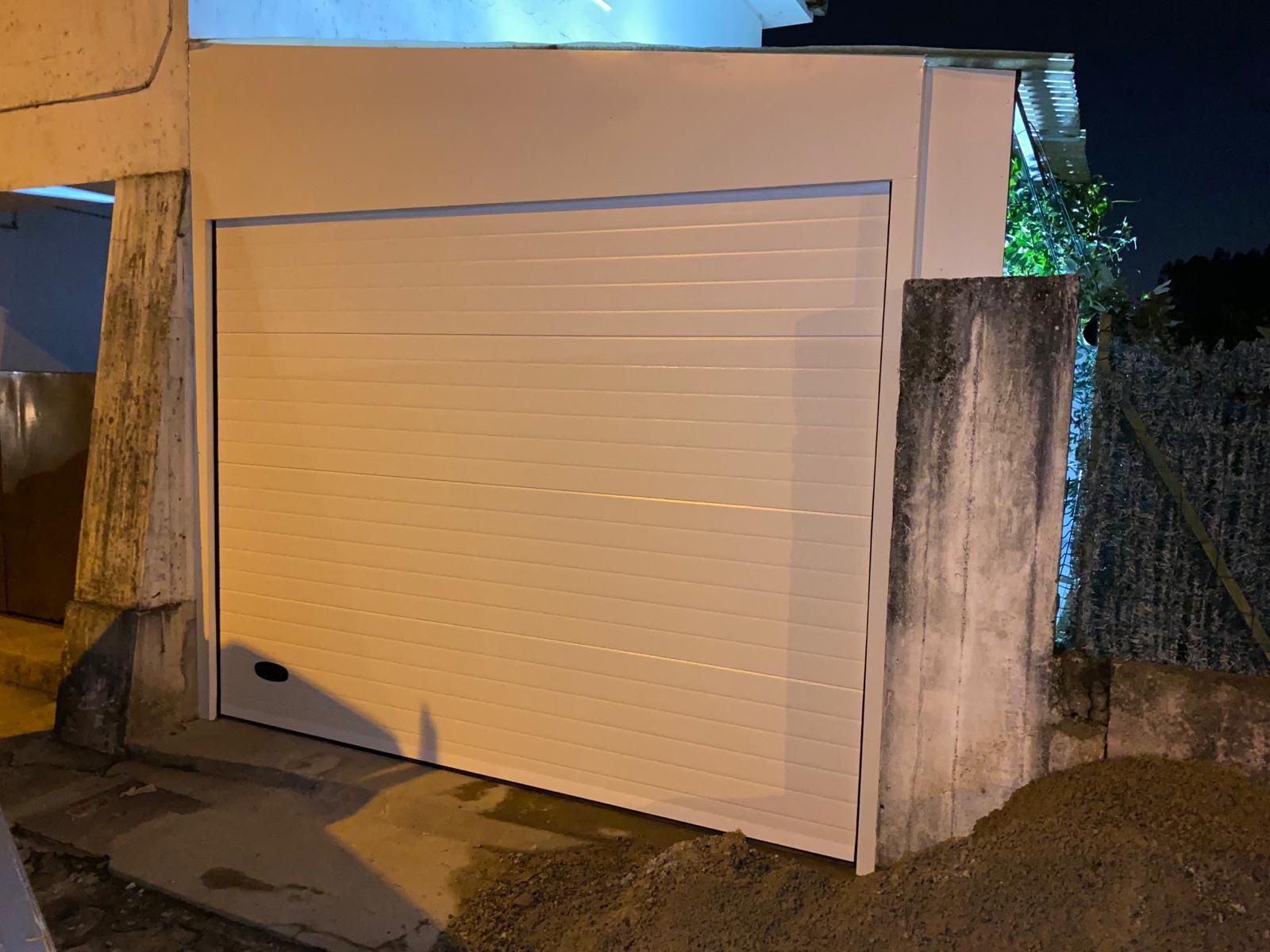 Porta seccionada branca
