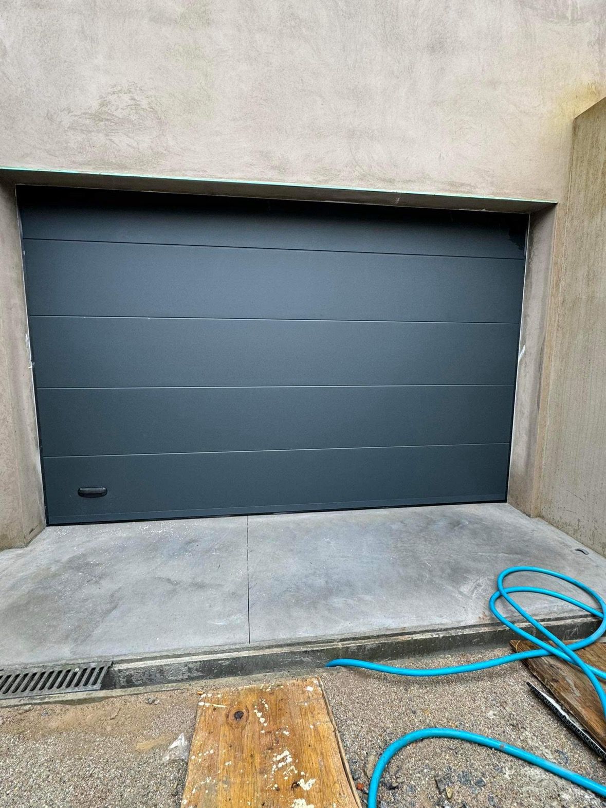 Porta seccionada cinza