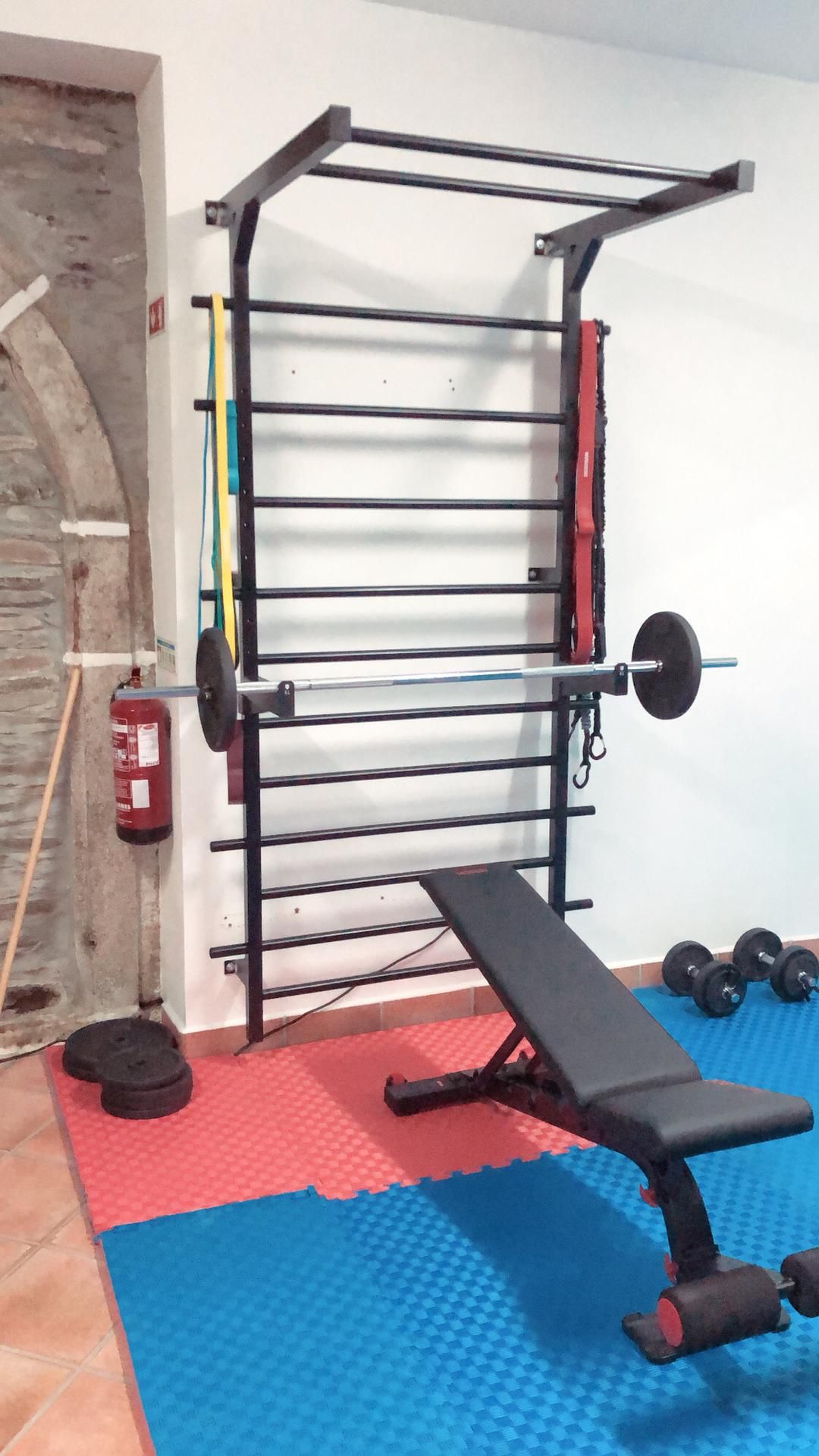 Rack multifuncional com espaldar, barra e banco