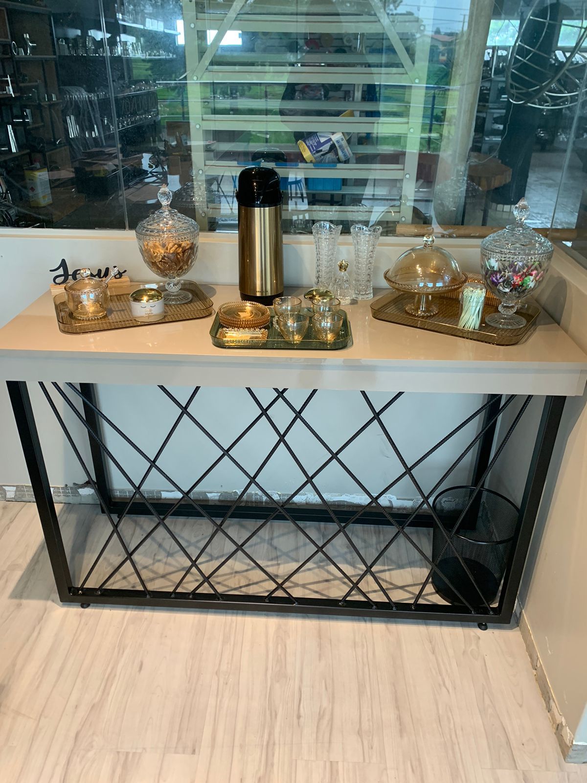 Mesa consola metálica decorativa com tampo em pedra