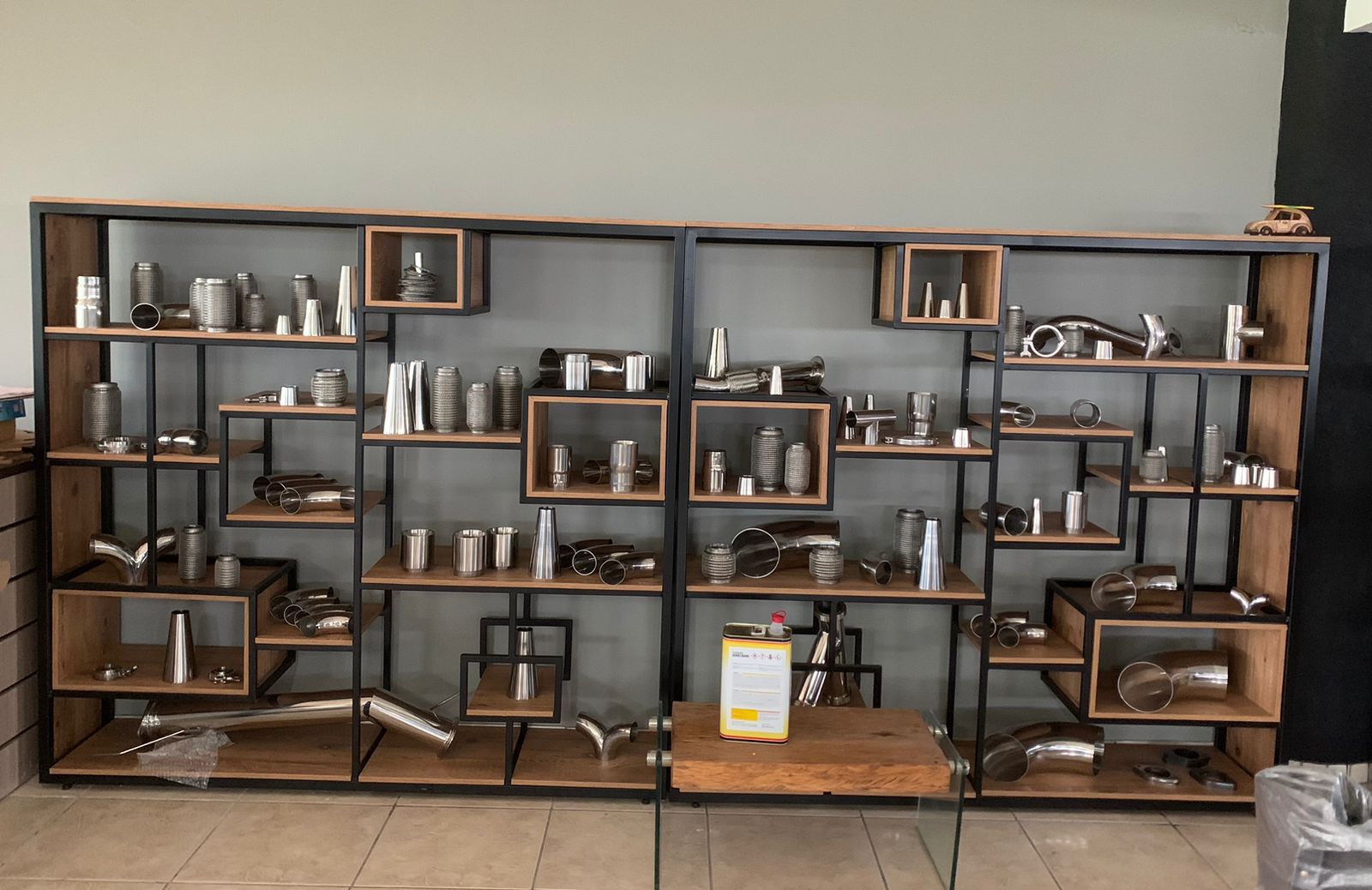 Showroom AL Metal Solutions — Estante metálica com produtos