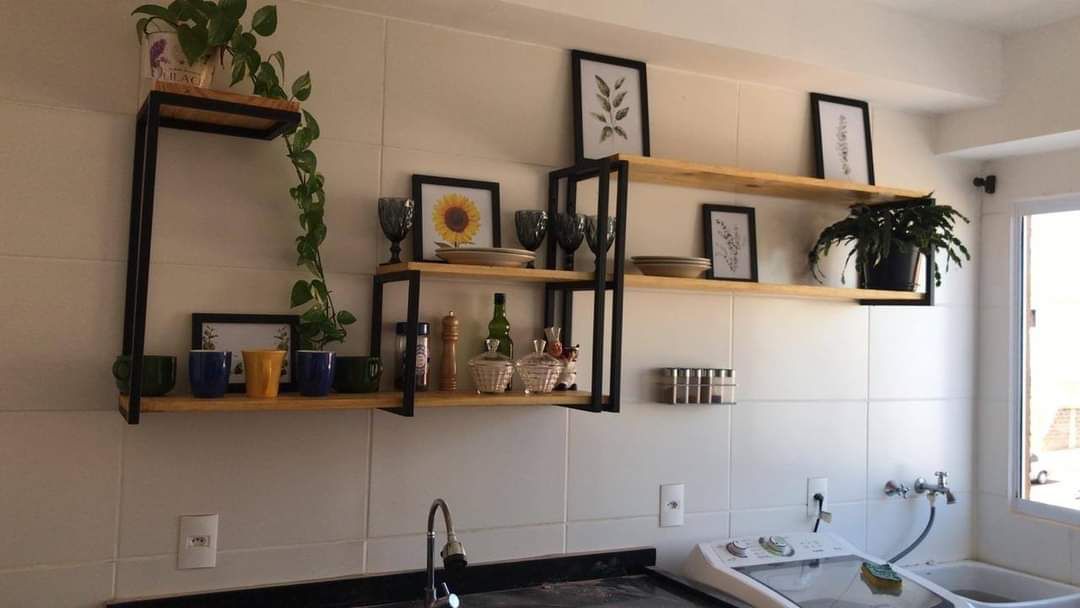 Prateleiras de cozinha em metal e madeira