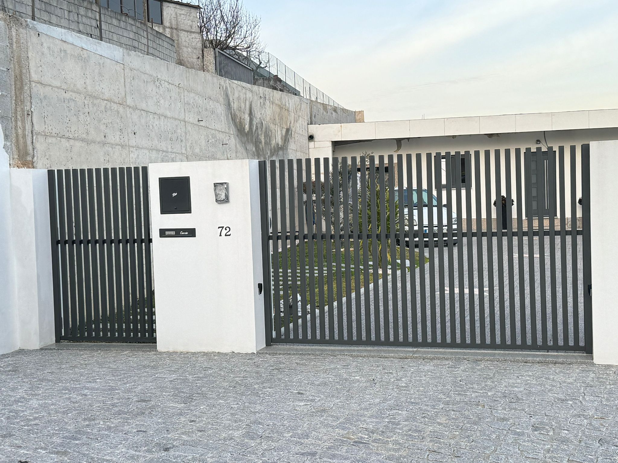 Portão com lâminas verticais